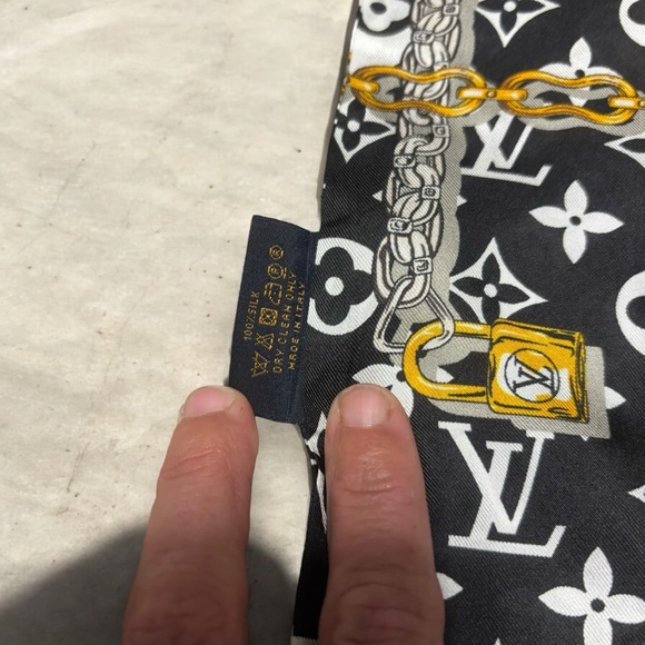 Louis Vuitton Silk Monogram Confidential Bandeau Black Scarf - Picture 3 of 9